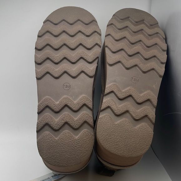 CUSHIONAIRE Women's COZY Genuine Suede pull on platform boot +Memory Foam SIZE 7 - Picture 5 of 7